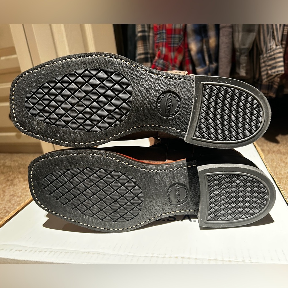 Traditionally a men’s style boot, but can be unisex. Very roomy in the toe! - Picture 4 of 8